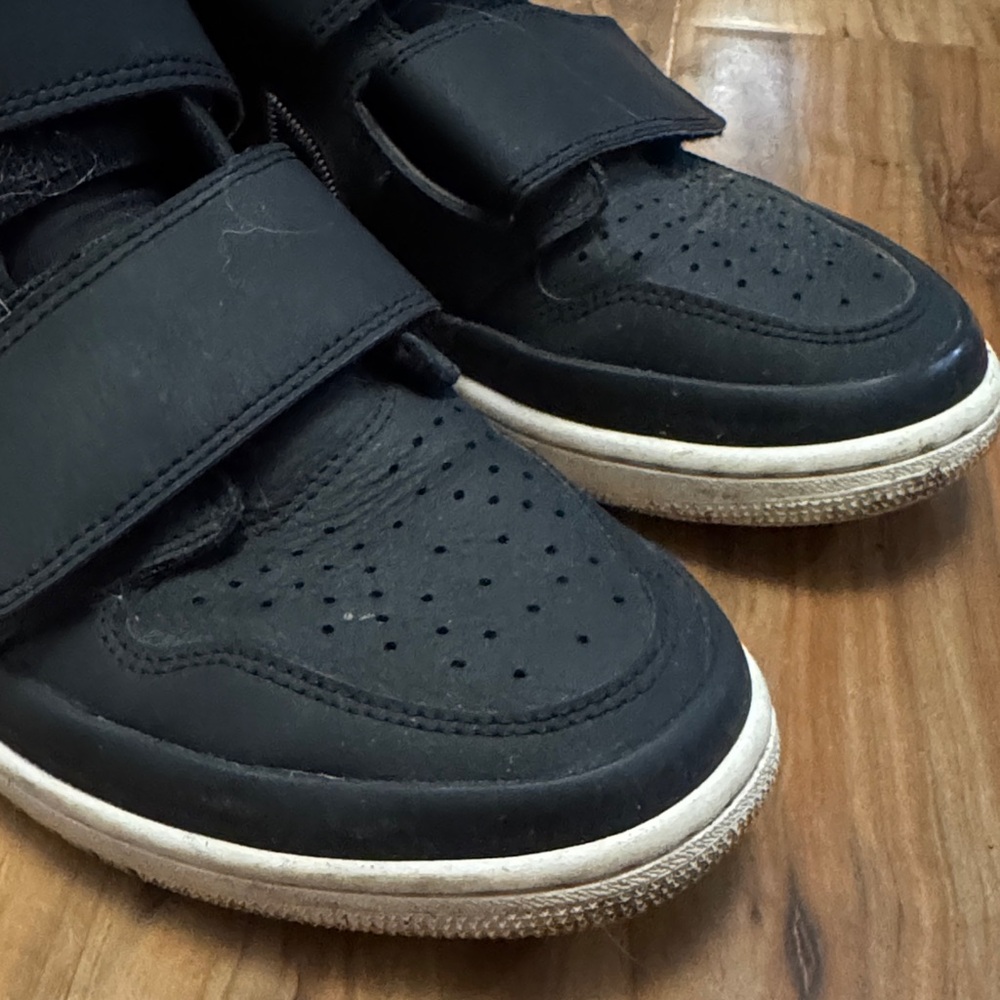 Nike Black and Red Men's Strap Sneakers - Picture 6 of 6